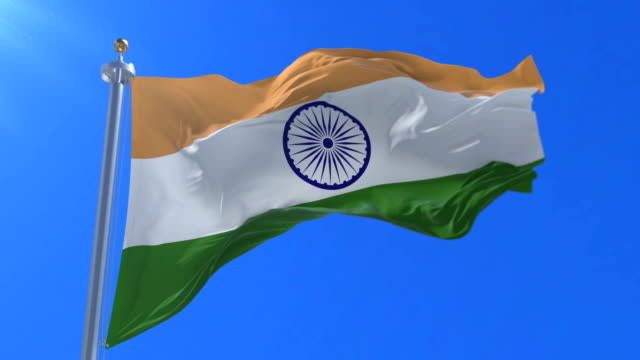 Flagge-von-Indien-winken-bei-Wind-in-langsam-in-blauer-Himmel,-Schleife