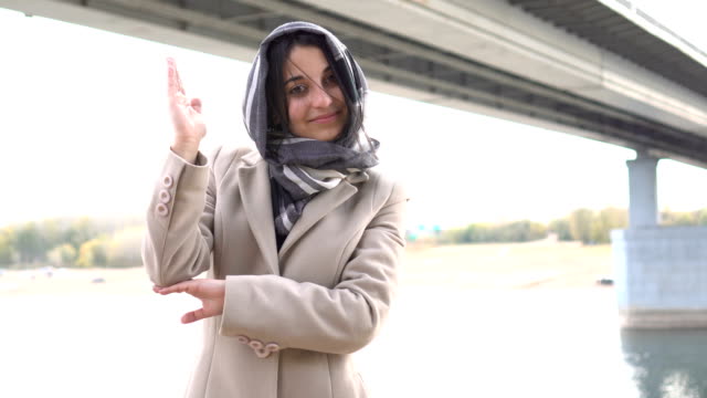 Wunderschöne-muslimische-Mädchen,-die-Hand-heben