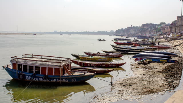 La-ciudad-de-Benarés,-río-Ganges-y-barcos,-Uttar-Pradesh,-la-India,-Time-Lapse