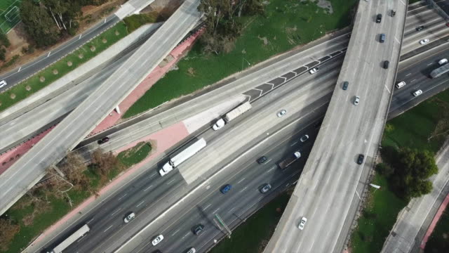 Vista-aérea-de-una-intersección-de-autopista-en-Los-Angeles
