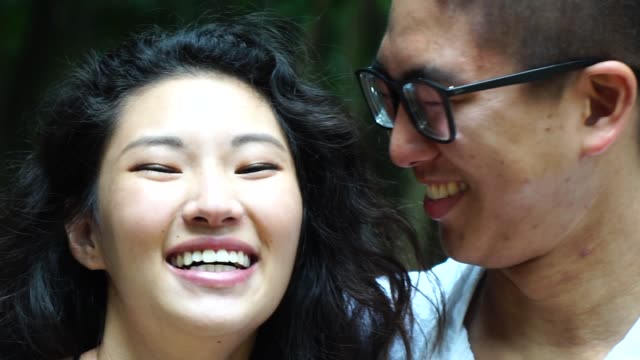 Asian-Paar-genießt-einen-Tag-im-Park