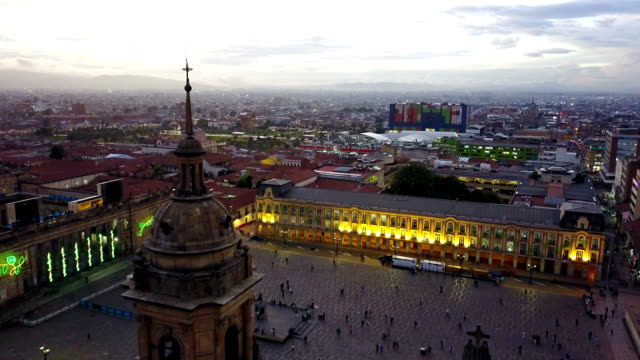 Antenne/Drone-Blick-auf-die-Plaza-de-Bolivar,-La-Candelaria,-Bogotá,-Kolumbien-4