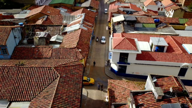 Antenne/Drohne-Blick-auf-Straßen-von-Bogotá,-Kolumbien-10