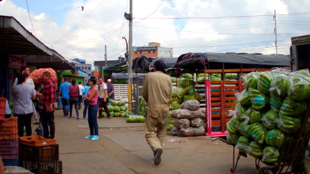 Mercado-de-la-calle-con-montones-de-plátanos-en-Bogotá,-Colombia