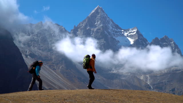 Viajan-de-los-excursionistas-en-las-montañas-del-Himalaya
