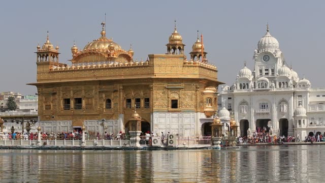 Sikhs-und-indischen-Menschen-besuchen-den-goldenen-Tempel-in-Amritsar,-Punjab,-Indien