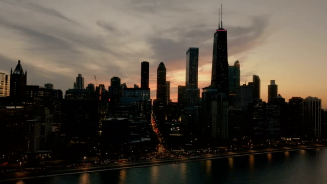 Aerial-Stadtbild---Downtown-Chicago-bei-Sonnenuntergang
