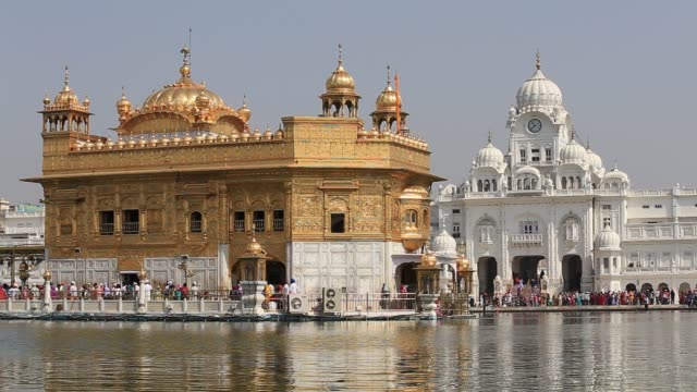 Sikhs-und-indischen-Menschen-besuchen-den-goldenen-Tempel-in-Amritsar,-Punjab,-Indien