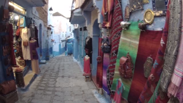 Sale-of-handicrafts-in-the-streets-of-Chechaouen,-in-Morocco