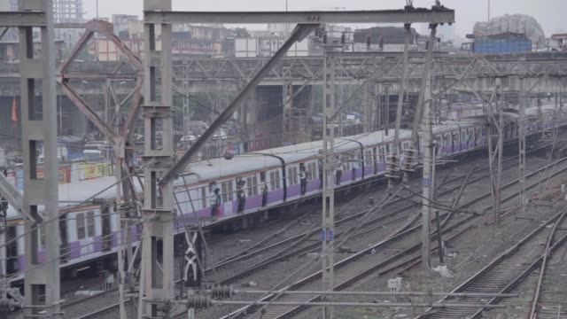 Movimiento-sendero-suburbano-de-Mumbai-o-tren-de-la-mañana-en-las-pistas