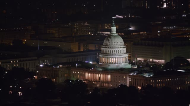 Luftaufnahme-des-United-States-Capitol-Building-in-der-Nacht.