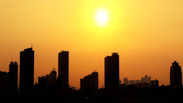 Sonnenuntergang-Zeitraffer-mit-Silhouette-der-Hochhäuser