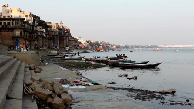 Ciudad-de-Benarés,-río-Ganges-y-barcos,-Uttar-Pradesh,-la-India,-en-tiempo-Real