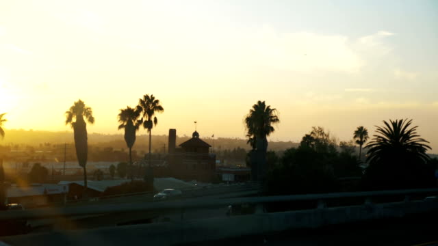 Autofahren-bei-Sonnenuntergang-in-Kalifornien-in-Zeitlupe-POV