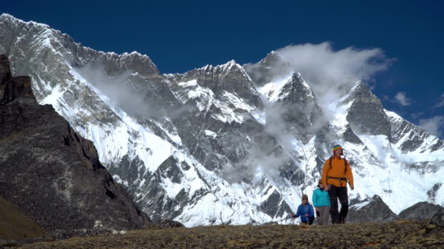 Touristen-in-den-Bergen-von-Nepal