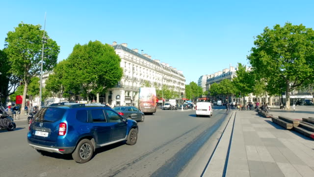 Morgen-Verkehr-mit-City-Tour-Bus-am-Place-De-La-Republique-und-Bronze-Statue-von-Marianne,-hält-Ölzweig-befindet-sich-im-Quadrat-Zentrum