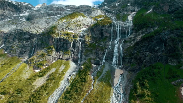 Epos-Antenne-Nahaufnahme-des-Wasserfalls-in-schönen-Bergen-in-Grönland