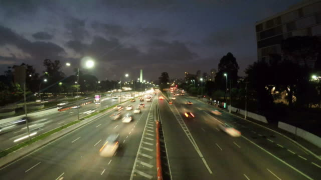 Nacht-Zeitraffer-des-Verkehrs-auf-der-berühmten-23-de-Maio-Avenue-in-Sao-Paulo