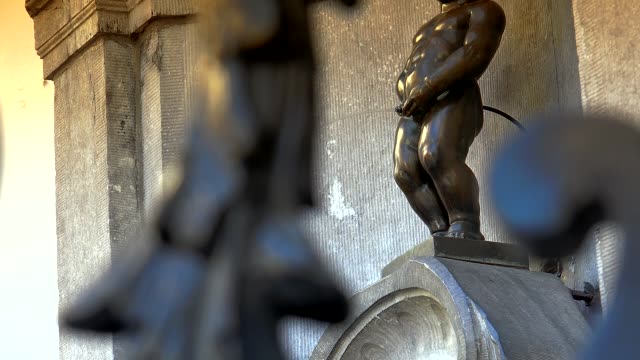 Estatua-de-Manneken-Pis-en-Bruselas.-Estatua-de-un-niño-meando-en-un-día-hermoso-de-verano-en-Bruselas,-Bélgica.
