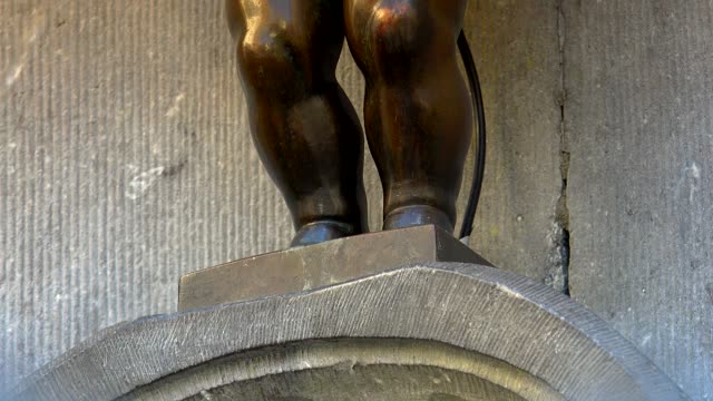 Manneken-Pis-statue-in-Brussels.-Statue-of-a-pissing-boy-in-a-beautiful-summer-day-in-Brussels,-Belgium.