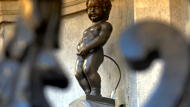 Manneken-Pis-statue-in-Brussels.-Statue-of-a-pissing-boy-in-a-beautiful-summer-day-in-Brussels,-Belgium.
