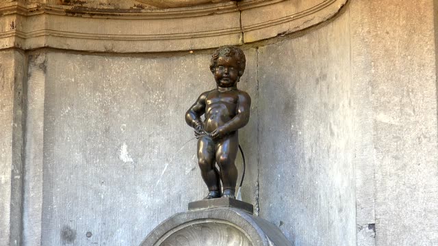 Estatua-de-Manneken-Pis-en-Bruselas.-Estatua-de-un-niño-meando-en-un-día-hermoso-de-verano-en-Bruselas,-Bélgica.