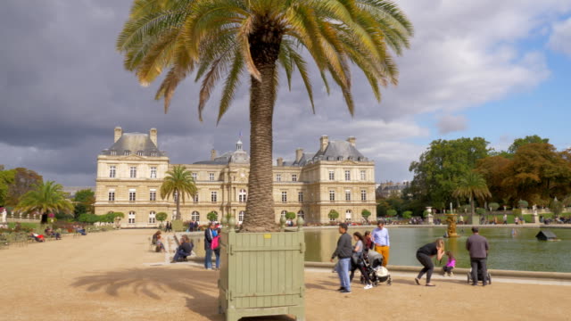 Escena-de-los-jardines-de-Luxemburgo-con-Palacio-y-la-piscina.-Turismo-de-París,-Francia