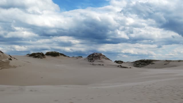 Zeitraffer-von-Sandy-Desert-und-dunkle-Gewitterwolken