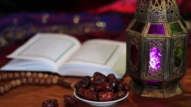 Eid-Mubarak.-Offenes-Buch-des-Koran