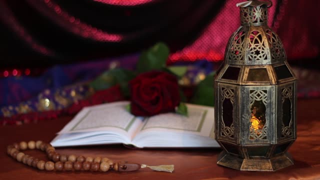 Koran,-Laterne-und-rose