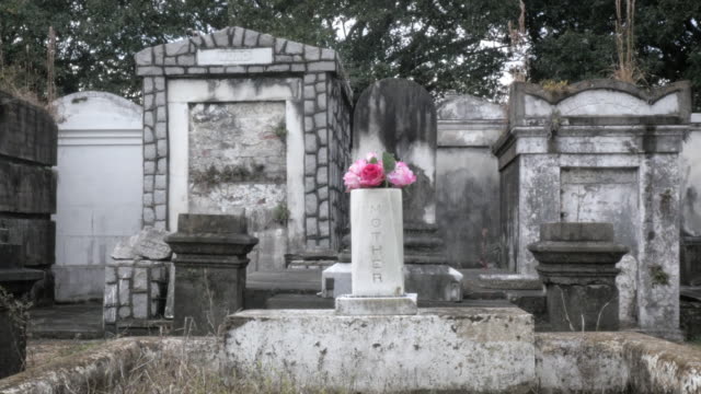 Acercarse-a-una-lápida-con-la-inscripción-\"Madre\"-en-un-cementerio