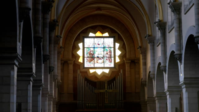 Fenster-in-der-Geburtskirche-in-bethlehem
