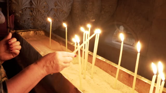 Kerzen-in-der-Kirche-des-Heiligen-Grabes