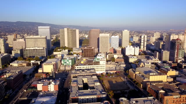 Vista-aérea-occidental-busca-en-el-horizonte-de-la-ciudad-de-centro-de-la-ciudad-de-Oakland-Califonia