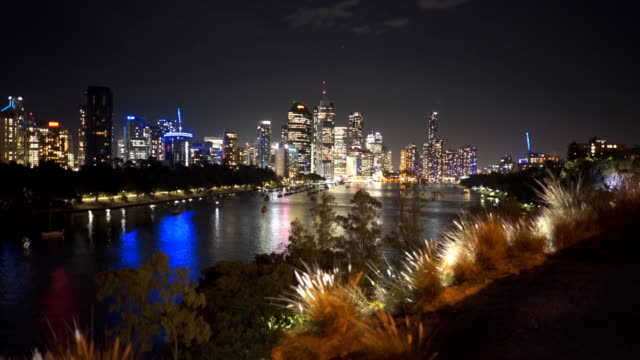 Río-de-Brisbane-y-la-ciudad-por-la-noche-en-queensland,-australia