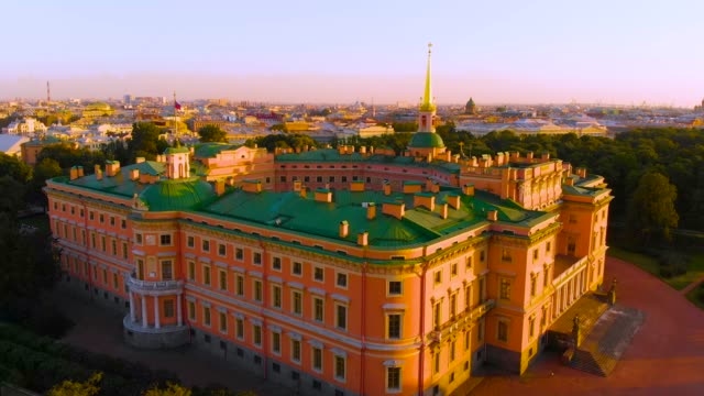 San-Petersburgo,-Rusia---de-2018-mayo:-mejores-vistas-de-San-Petersburgo-desde-el-aire-un-Castillo-Mikhailovsky-(ingeniería)-en-un-día-soleado-de-verano