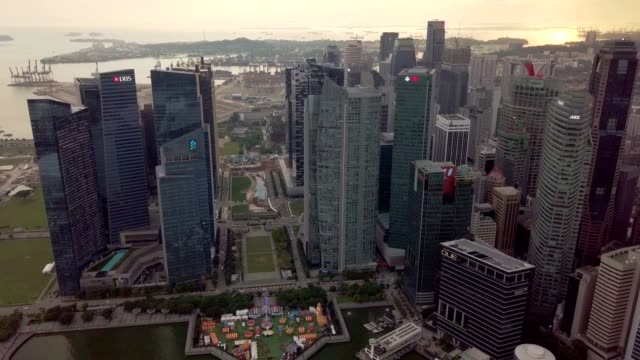 Luftaufnahmen-von-Finanzzentrum-Marina-Bay-und-Karneval-Vergnügungspark-mit-PSA-im-Hintergrund-steigt.