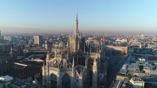 Aerial-drone-footage-view-of-cathedral-Duomo-in-Milan