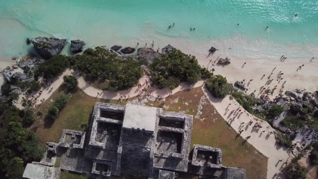 Ruinas-de-la-antigua-ciudad-Maya---Tulum-y-una-hermosa-playa.--Vista-aérea.