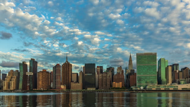 Blick-auf-die-Skyline-von-Manhattan-aus-Long-Island-City-bei-Sonnenaufgang