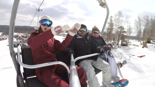 Familia-de-snowboard-en-un-Resort-de-esquí-teleférico-tomando-Selfie