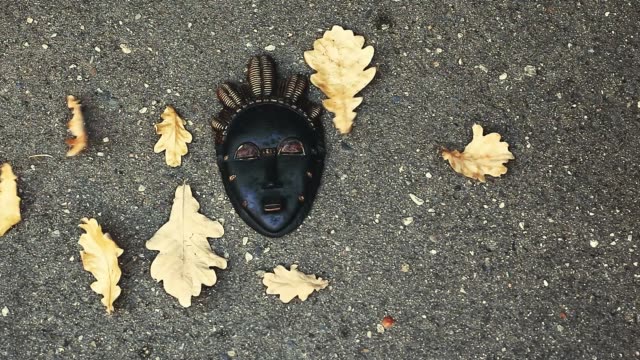 Karneval-Maske-Herbst-Blätter-Moskauer-Straße-hd-Filmmaterial-Abend