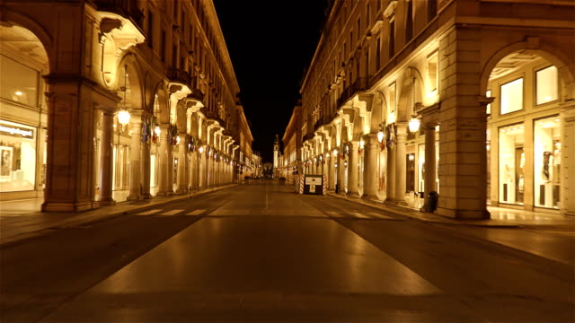 Columnatas-a-lo-largo-de-Via-Roma,-Turín,-Piamonte,-Italia---lapso-Hyper