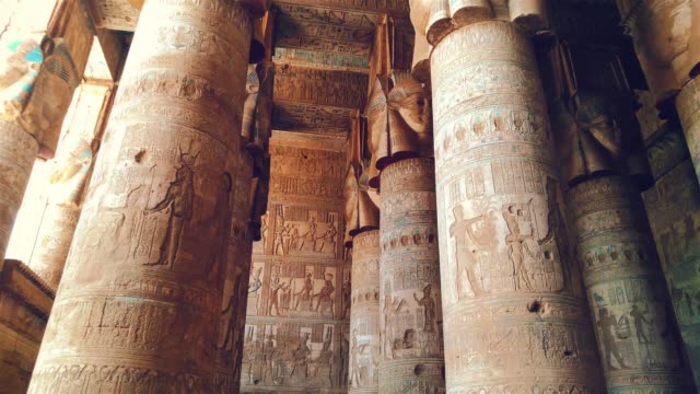 Schöne-Interieur-des-Tempels-von-Dendera-oder-Tempel-der-Hathor.-Ägypten,-Dendera,-antiken-ägyptischen-Tempel-nahe-der-Stadt-von-Ken