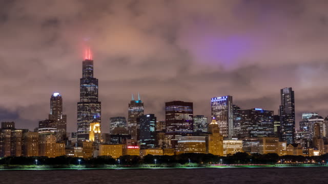 Chicago-Skyline-Gebäude-und-Wolken-am-Abend-Zeitraffer