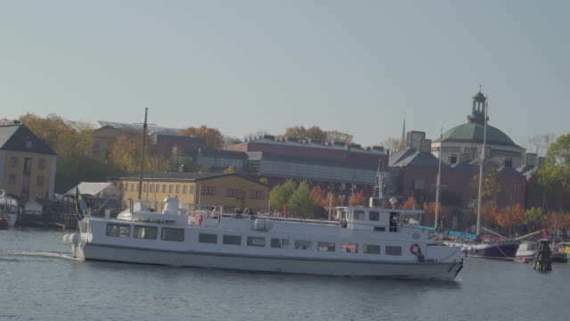 Un-barco-de-crucero-al-puerto-de-Estocolmo-en-Suecia