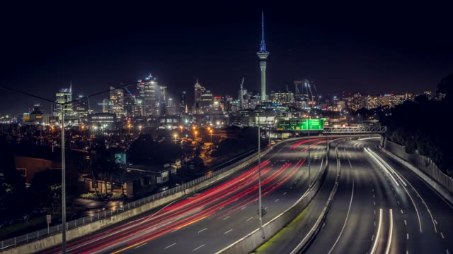 Autobahn-in-Auckland-bei-Nacht-Zeitraffer