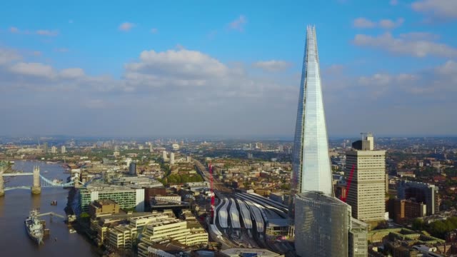 Hermosa-vista-aérea-de-Londres,-Tower-bridge-y-el-rascacielos-Shard-desde-arriba.