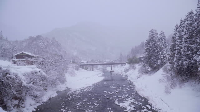 Die-traditionell-reetgedeckten-Häusern-in-Shirakawa-Go-wo-befindet-sich-das-Bergdorf-unter-dem-Schnee-in-der-Nähe-von-Gifu,-Ishikawa-und-Toyama-Präfektur-im-Winter,-Japan