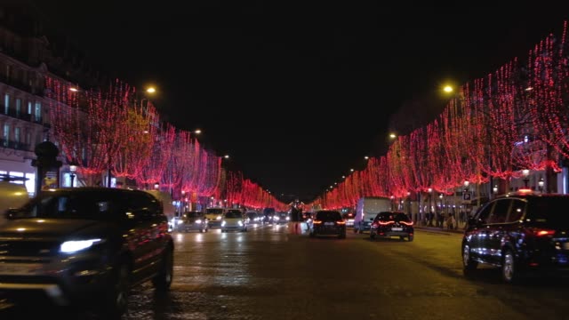Acercar-en-la-noche-a-la-Avenue-des-Champs-Élysées-iluminada-por-las-luces-de-Navidad
